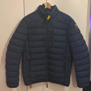 Parajumpers lättviks dunjacka marinblå - Säljer en spirlans ny mörkblå vår/ höstjacka i storlek M ( passar perfekt som S), som inte har kommit till användning från Parajumpers. Nypriset ligger på runt 5299kr, vid fler frågor/funderingar kontakta gärna säljaren
