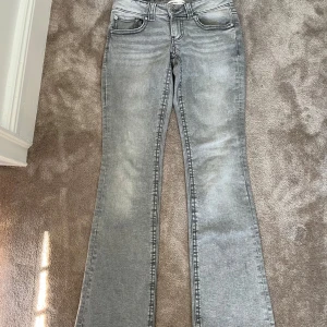 Grå jeans från Gina, aldrig andvänt - Snygga grå jeans från Perfect Jeans i bootcut-modell. Jeansen har klassisk femficksdesign, normalhög midja och är tillverkade i mjukt denimtyg. Perfekta för dig som gillar en avslappnad men trendig look.