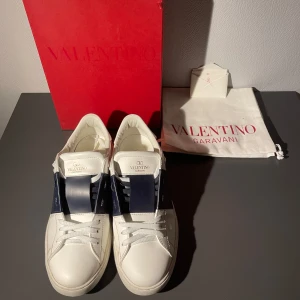 Valentino open - säljer dessa valentino opens i riktigt bra skick, storlek 40, bara att höra av er om ni ha någon fundering, passar 41 också!