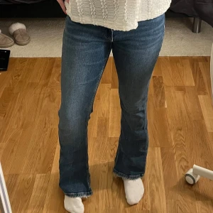 Mörkblå lågmidjade booutcut jeans - Väldigt snygga enkla jeans, helt nya💘