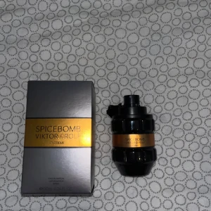 Spicebomb Extreme från Viktor & Rolf - Spicebomb Extreme från Viktor & Rolf, en parfym i en cool svart och guld granatformad flaska. Doften är intensiv och kryddig, perfekt för dig som gillar starka intryck. Flaskan rymmer 90 ml och kommer med originalförpackning i metallicgrått och guld.
