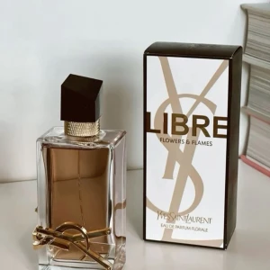 YSL Libre Flowers & Flames parfym - YSL Libre Flowers & Flames är en lyxig parfym i en stilren. Priset kan diskuteras jag har även andra parfymer om intresserad skriv till mig om du vill ha fler bilder batch number eller sånt.☺️rektangulär glasflaska med guldiga detaljer och svart asymmetrisk kork. Doften är blommig och elegant, och flaskan har en exklusiv känsla med YSL-loggan