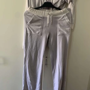 Ljusgrå mjukisbyxor med snörning - Säljer ett par ljusgrå mjukisbyxor med bred resår i midjan och snörning framtill. Byxorna har två stora fickor fram och är tillverkade i mjukt bomullsmaterial. Perfekta för chill dagar eller när du vill vara extra bekväm.