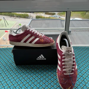 Adidas Gazelle - Adidas Gazelle Vinröda, Custom made med paint Splatter   Storlek 39 1/3 men passar även storlek 38 Ge gärna ett prisförslag😊