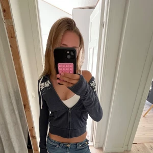 Blå hoodie Abercrombie & Fitch - Säljer en jätte snygg blå hoodie från Abercrombie & Fitch med vit text på bröstet. Denna vintage tröjan är från 2010 talet och är i bra skick med inga hål 