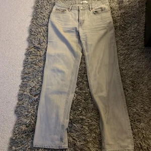 Grå jeans från Ginatricot, stl 38 - Snygga grå jeans från GinaTricot i klassisk femficksmodell. Jeansen har raka ben och normal passform, tillverkade i mjukt jeanstyg. Perfekta för dig som gillar en enkel och clean look.