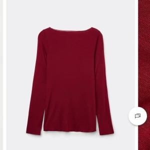  Intimissimi topp💕 - ✨ Intimissimi topp, stl M ✨ Mörkröd, supertunn & mjuk – lätt transparent på ett snyggt sätt. Trendig och perfekt till både jeans & kjol. 🌹 Pris kan diskuteras! 