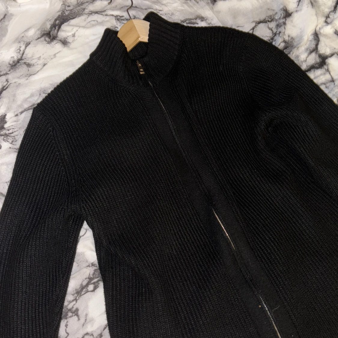 Svart stickad kofta med dragkedja