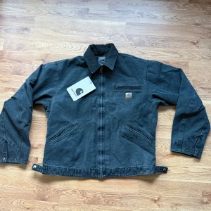 Carhartt vintage jacket - Oanvänd med taggen på. Längd 59cm, ärm 60cm. Tyngre jacka som värmer bra. Lite cropped fit.
