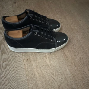 Lanvin  - Säljer dessa svarta lanvin cap toe i riktigt bra skick för ett bra pris! Storleken är uk 7 alltså storlek 41.