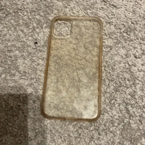 Mobilskal  - Ett genomskinligt mobilskal som är till för i phone  11. Bra skick.