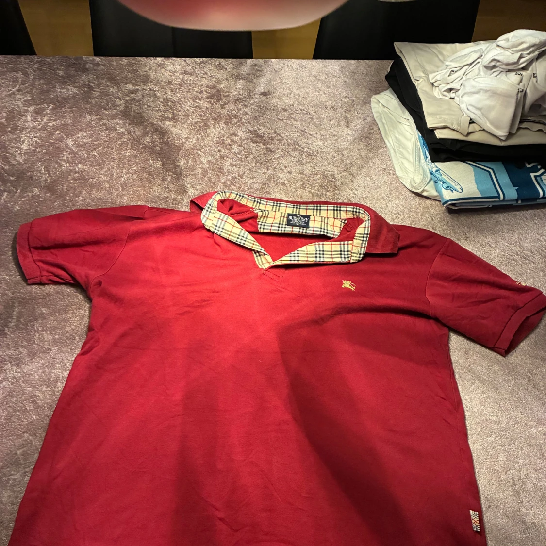 Röd Burberry t-shirt med rutigt krage