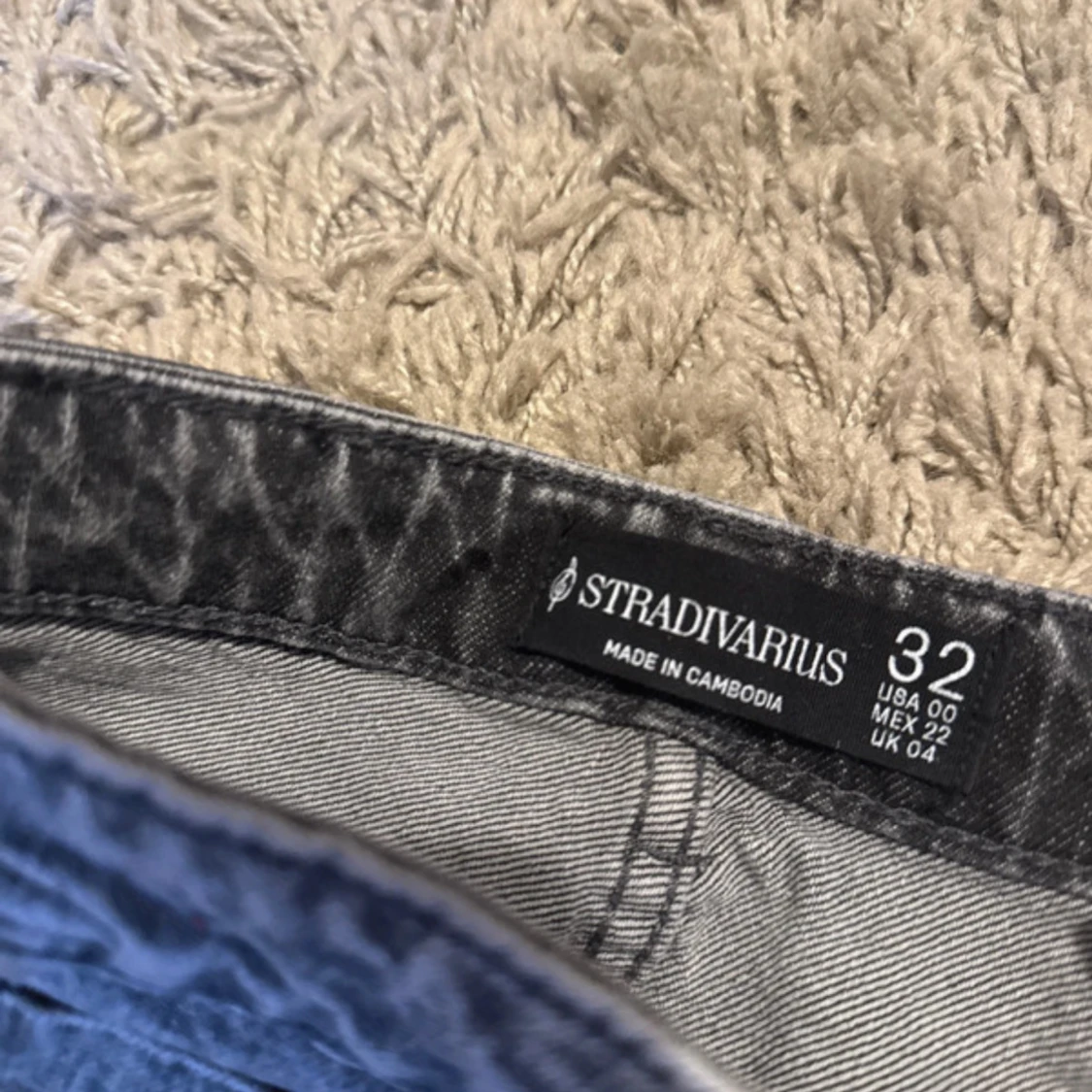 Grå lång jeanskjol från Stradivarius - 1