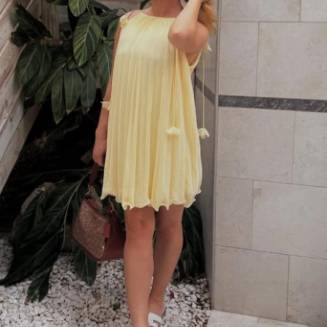 Ljusgul plisserad kortklänning