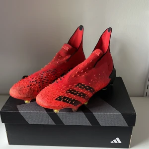 Adidas predator fotbollsskor - Säljer dessa adidas predator elite fotbolls skor för att dem är för små.