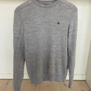 Morris merino ull tröja - Namn på plagget: Morris merino oneck. Storlek: S, Skick: 9/10. Hör av er om ni har funderingar eller vill ha detaljerade bilder!✅. Pris kan diskuteras vid en snabb affär!🤝 (inga byten!)