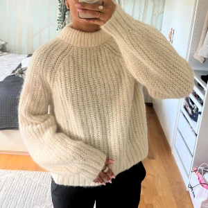 Stickad tröja med alpacka blend  - Supermysig beige stickad tröja med alpacka blend. Tröjan har en chunky ribbstickad struktur och är lite oversized i modellen. Passar strl xs-m! Säljs då den tyvärr inte kommer till användning längre🙁❤️🙌🏽
