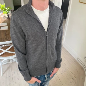 These Glory Days cardigan - Sjukt fet zip up från These Glory Days i 100% merinoull i perfekt skick 🙌 skriv vid fråga 👍 