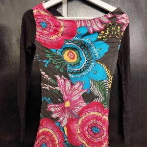 Färgglad blommig långärmad klänning - Superfin topp i vackra mönster o klara färger från desigual. Kan användas som tunika 