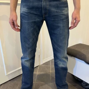 Levi's 506 blå jeans straight fit - Klassiska Levi's 506 jeans i blå tvätt. Waist 32 length 34. Passar på någon som är runt 184cm lång. Dom är helt oanvända, endast testade. Priset är diskuterbart. 