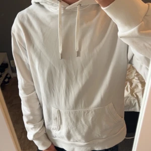 Vit hoodie  - Vit hoodie - These Glory days - Storlek: Small - Mycket bra skick (inga defekter) - Nypris: 899kr - Mitt pris: 329kr - hör av dig vid funderingar💫