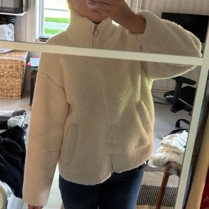 Beige teddyjacka med dragkedja - Mysig beige teddyjacka med hög krage och hel dragkedja framtill. Köpt på Stadium och är perfekt för kyliga höstdagar!🍂💓