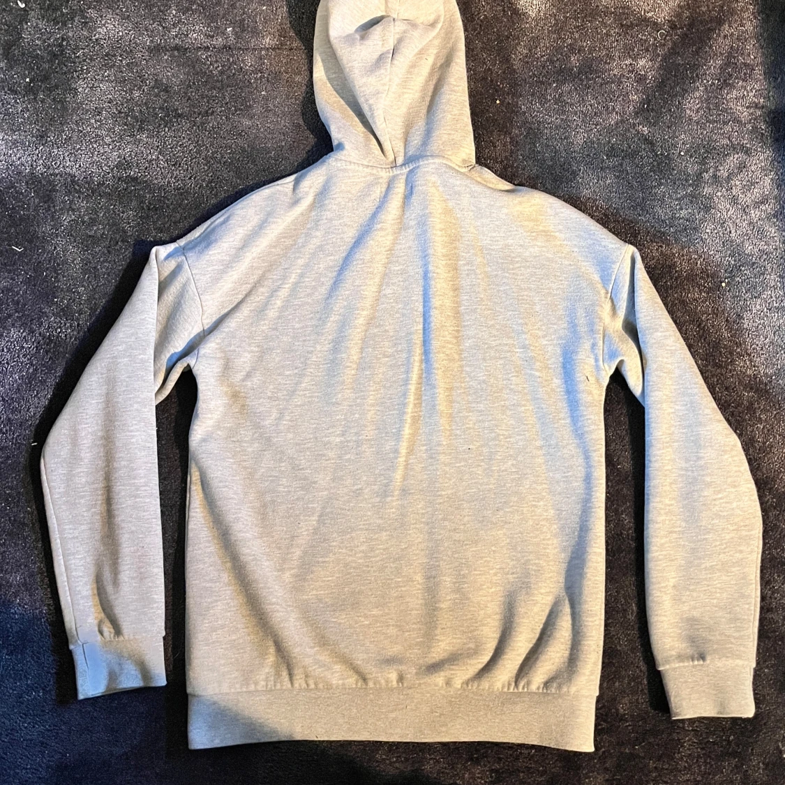 Grå hoodie med dragkedja och huva - 1