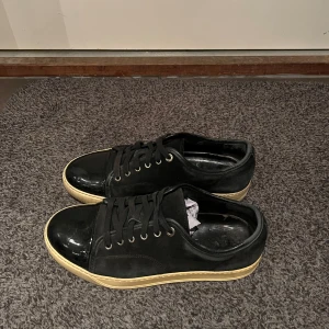Lanvin skor - Svarta lanvin skor i bra skick men som är använda. Storlek 42/Uk8 men passar 42/43. Skorna kommer med dustbag. 