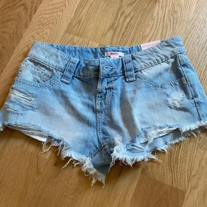 Ljusblå jeansshorts från Gina Tricot - Säljer ett par ljusblå denimshorts från Gina Tricot, Gina Young i strl XS. Inte använda så som e förstora för mig 