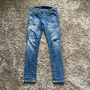 dondup jeans - Tja! säljer dessa sjukt goa dondupsen i storlek 31 modell george, mycket fint skick! skriv om du har någon fundering// armadiosell