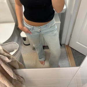 LTB jeans - LTB jeans i jättefin färg🥰dem har fått lite smuts nere vid fötterna som man ser lite på bilderna💗ska försöka tvätta igen o få bort det innan dem skickas🙏🏼jag är 160