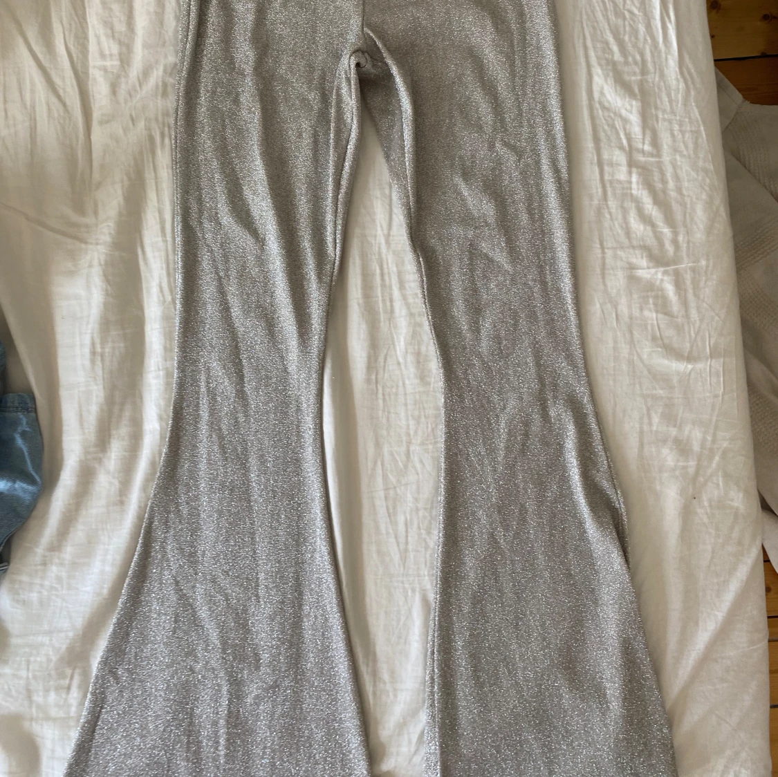 Glittriga silver bootcut byxor