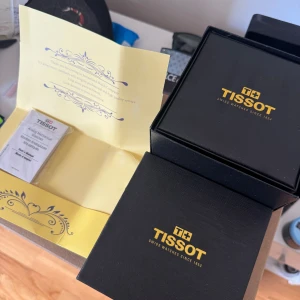 Tissot prx  - Navy tissot prx klocka justerbar kommer med extra delar man kan ta bort och lägga till ifall den är stor eller liten påse box låda  certificate kommer med skriv vid funderingar 