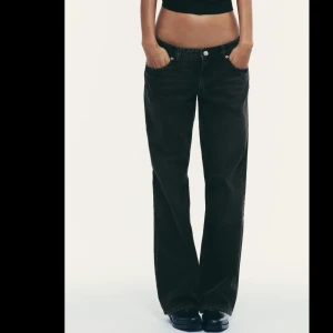 Svarta wide jeans med låg midja - Snygga svarta jeans med låg midja och baggy ben. Jeansen har en loose passform och är tillverkade i jeansmaterial. Knappt använda och i bra skick förutom att de är lite slitna längst ner vid fötterna, men inget man tänker på!
