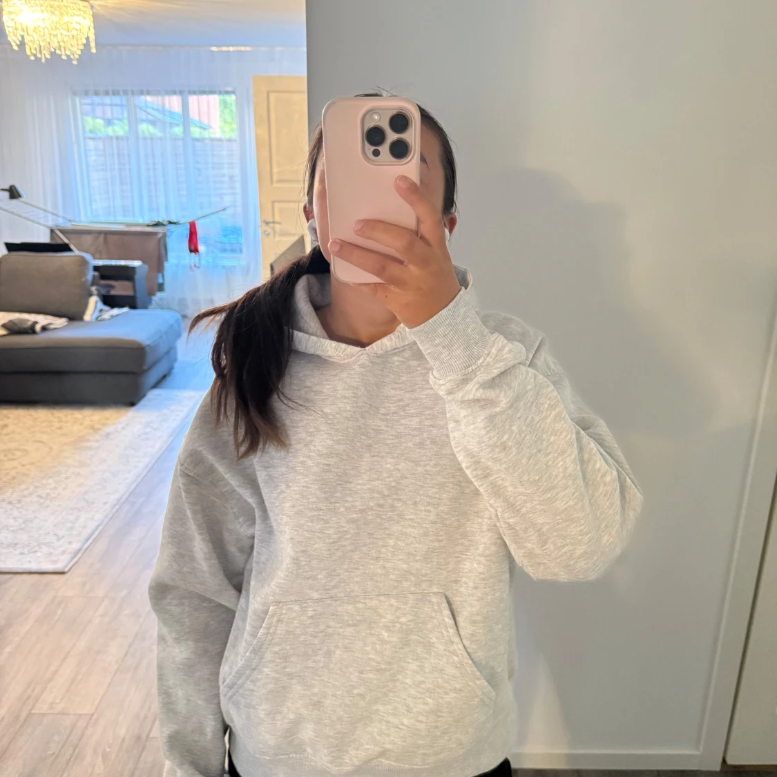 Ljusgrå hoodie från Gina Tricot - 3