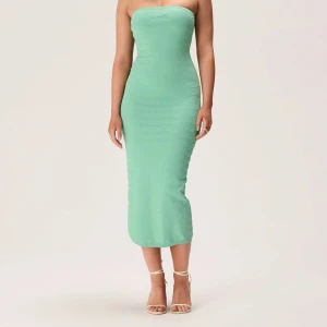 Adoore klänning - Säljer denna Adoore klänning, använd en gång!