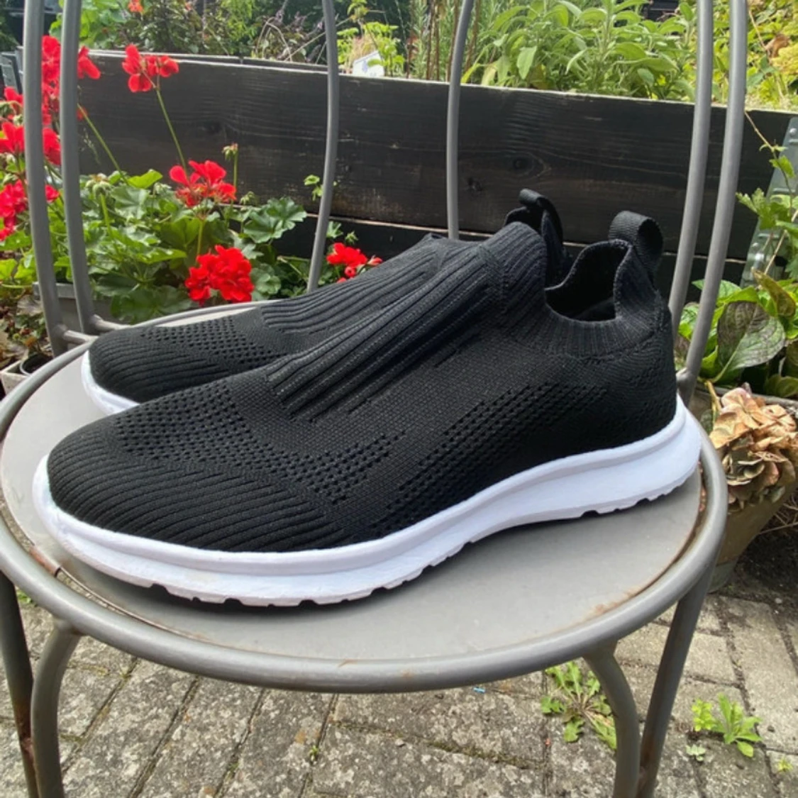 Svarta slip-on sneakers från Linear