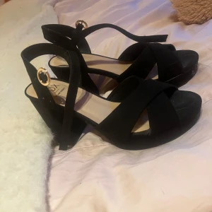 Svarta sandaler med klack från Vox - Svarta klackar från vox. Använt endast en gång så i nyskick. Otroligt fina! Pris är något diskuterbart. 