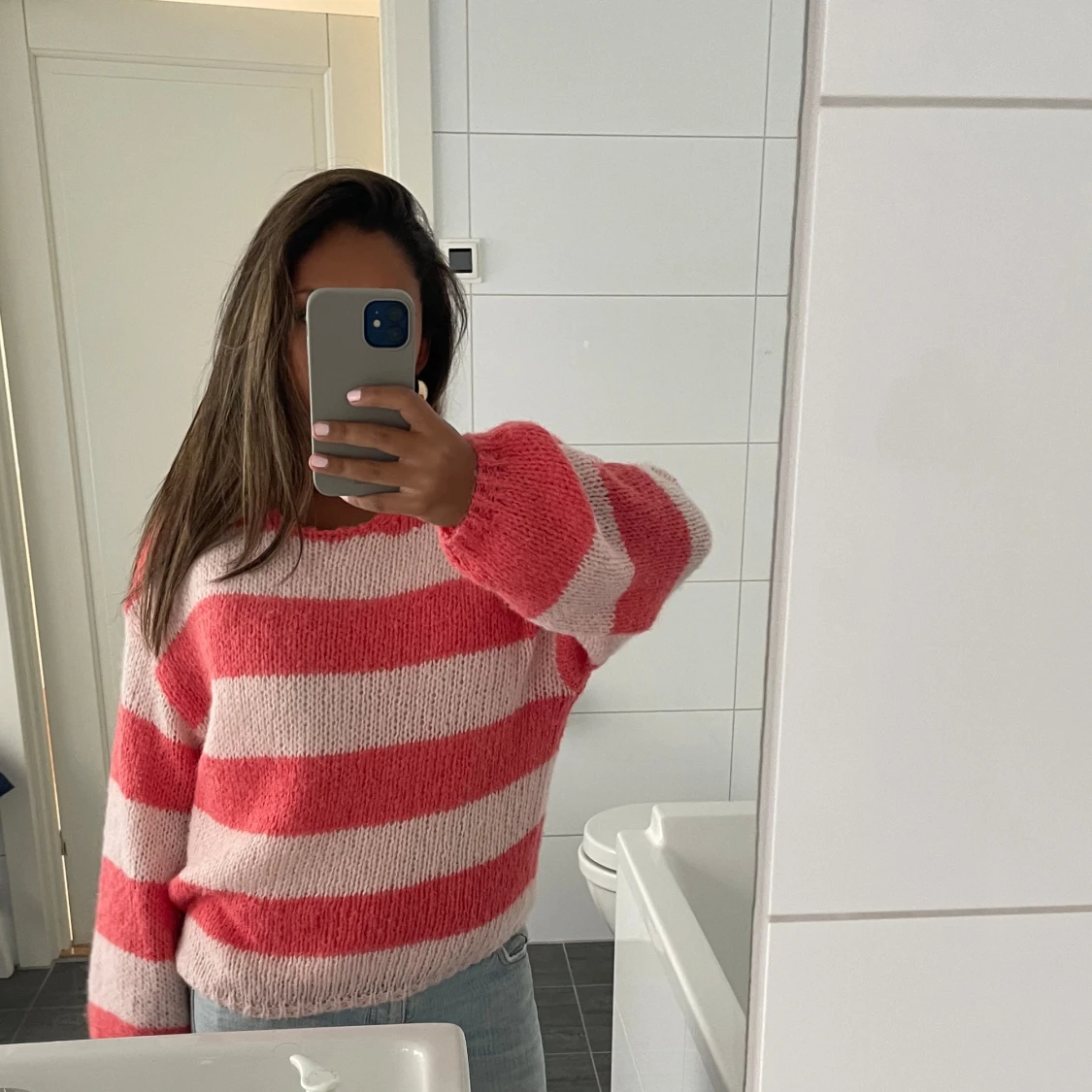 Randig stickad tröja i rosa och vit