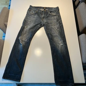 Lee jeans - Snygga Lee jeans me riktigt fin fade. Snygga slitningar o bra ganska rak passform. Storleken är 33 i midjan och 32 i längs. Modellen på jeansen är Zed. 