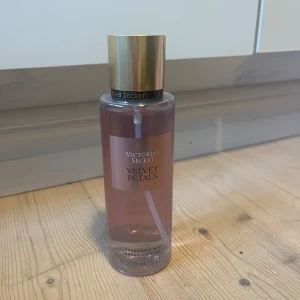 Ny Victoria’s Secret body mist - Säljer en helt ny, aldrig använd body mist från Victoria’s Secret. Doften är velvet petals. En fantastisk väldigt feminin doft. 