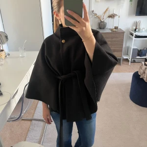 Missäy poncho -  Jättefin poncho som är använd så den är lite nopprig men den blev det rätt fort men den är fortfarande jättefint skick ❤️ Tror kappan är slutsåld❤️