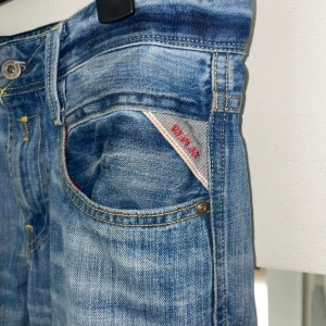 Replay Jeans - Säljer nu dessa feta Replay Jeans! Jeansen är i fint skick och storleken är W30 L32! Hör av dig vid frågor och funderingar, kan gå ner lite i pris vid snabb affär🤩🙌