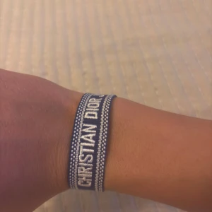 Blått Christian Dior armband - Snyggt blått armband från Christian Dior för ett bra pris, armbandet är aldrig använt. Kontakta mig vid frågor!🤙