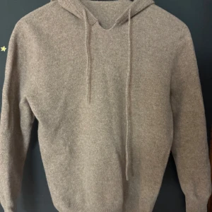 Beige hoodie i kashmirblandning - Kashmir tröja. Ny knappt använd. Strl S lägg bud priset är inte hugget i sten. Billigare pris vid snabb affär 