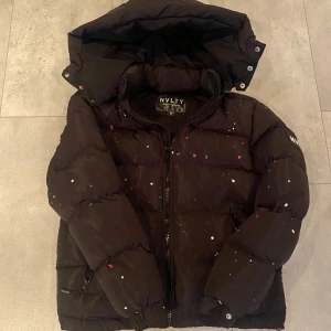 NVLTY Jacka - Säljer min jacka för att den är för stor och behöver it den längre. Skick 9/10 postas direkt efter köp! Kom Dm för mer info 🤗