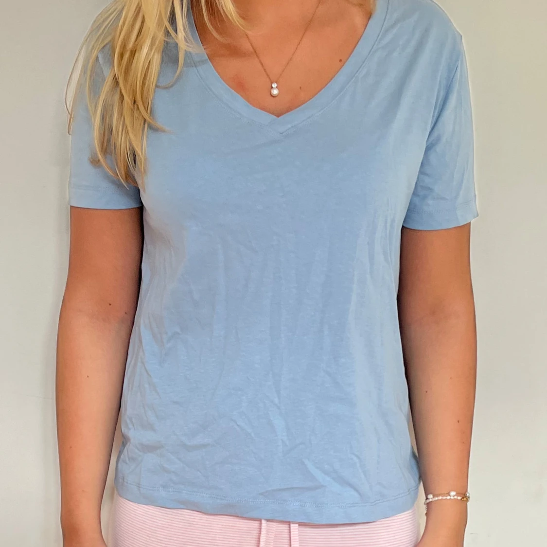 Ljusblå v-ringad t-shirt