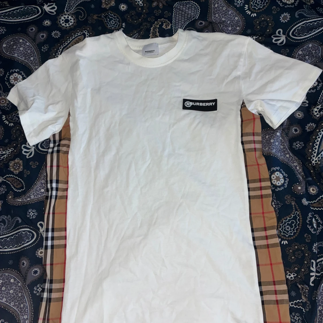 Vit Burberry t-shirt med rutiga sidor + bad shorts