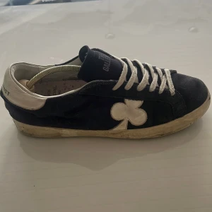 Svarta mockasneakers från The Galleryist - Tjena! Säljer ett par mörkblå the gallerist skor som är rätt slitna fast har mer att ge. Bara att kontakta vid frågor eller funderingar.