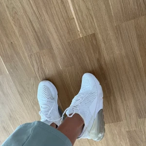 Vita Nike Air Max 270 sneakers - Säljer ett par fräscha vita Nike Air Max 270 sneakers. Stilrena och sköna. 